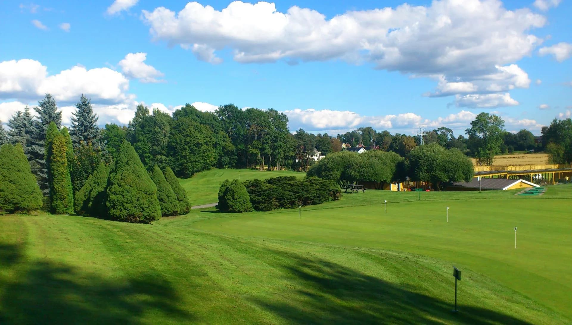Putting green på Ballerud Golf med fairway og klubbhus i bakgrunnen