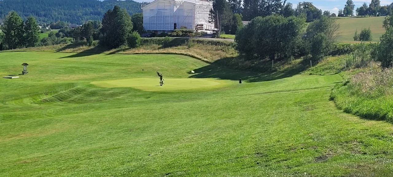 Hole 1 at Gjerdrum Golf Club, par 3 hole with grass bunker on the left side of the green