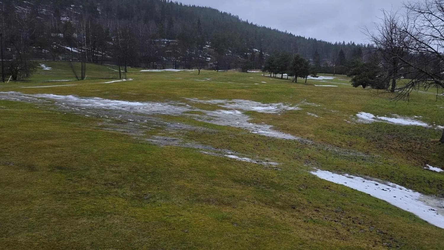 Hole 8 at Groruddalen Golf Club with snow and winter conditions