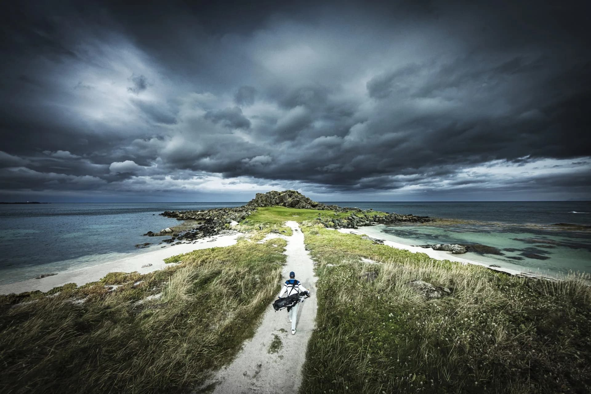 Lofoten Links linksbane med bølgende fairway og spektakulært fjordlandskap