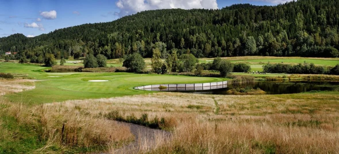 Hole 10 on Østmork, Losby Golf Club - long par three with water around the green and bunker