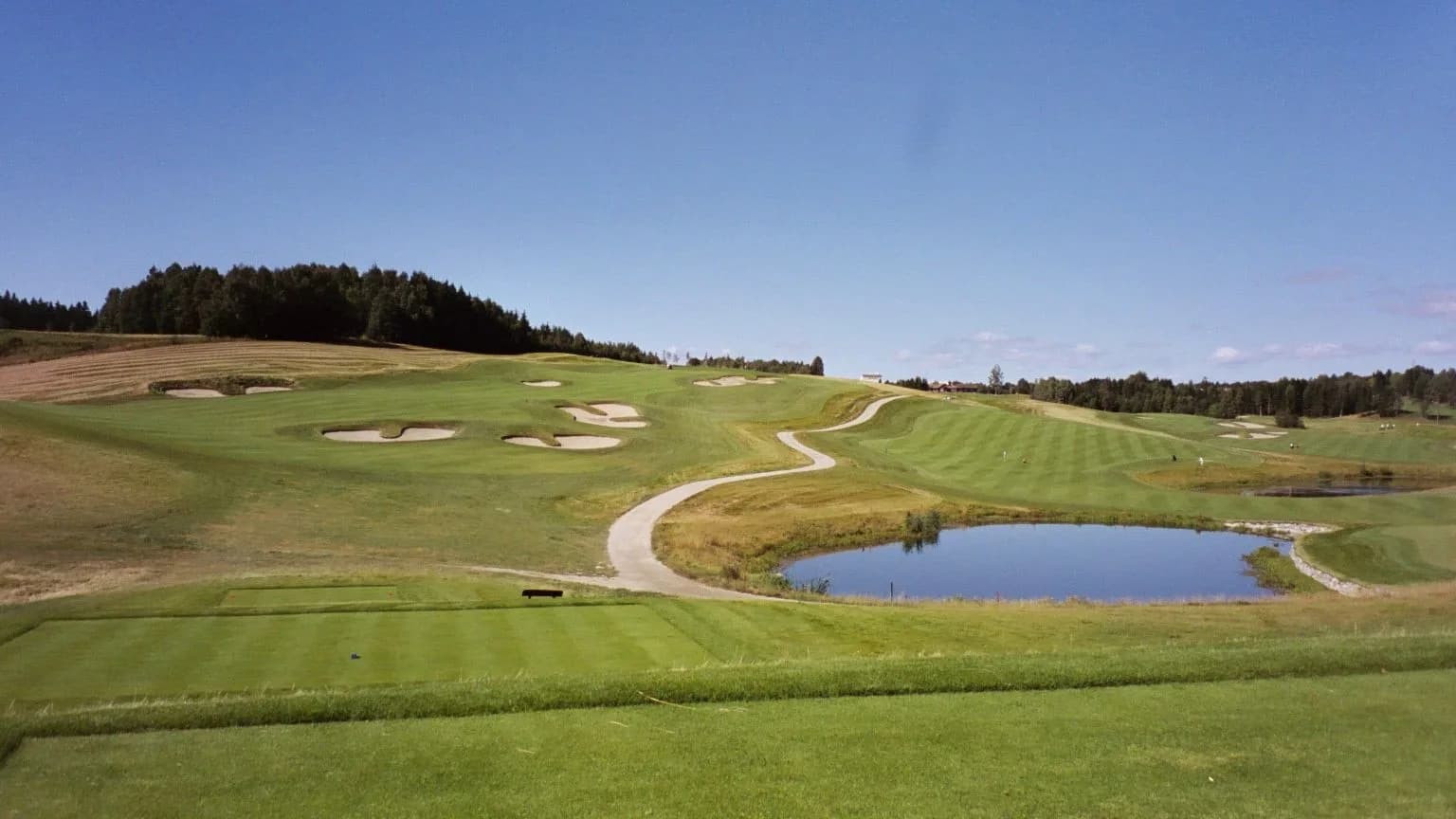 Panoramic view of Miklagard Golf with fairways and green surroundings in Akershus
