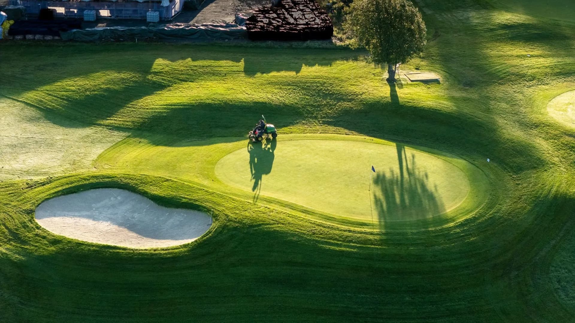 Aerial photo of Nordhaug Golf Club in morning light with green fairways and Bærumsmarka forest in the background