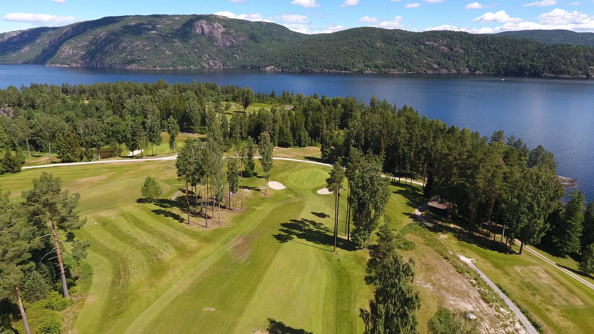 Hole 13 at Norsjø Golf Club with aerial view of fairway and strategic bunkers