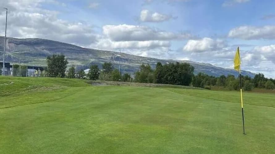 Green ved Banak Links med gult flagg og Finnmarks fjellandskap i bakgrunnen