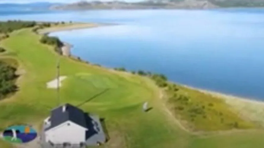 Flyfoto av klubbhuset og linksbanen ved Banak Links med Porsangerfjorden