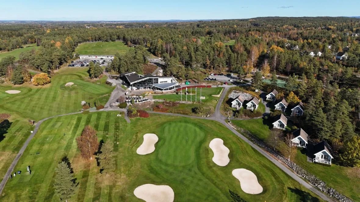 Overview of Onsøy Golf Club with clubhouse and hole 18 in scenic natural surroundings near Fredrikstad