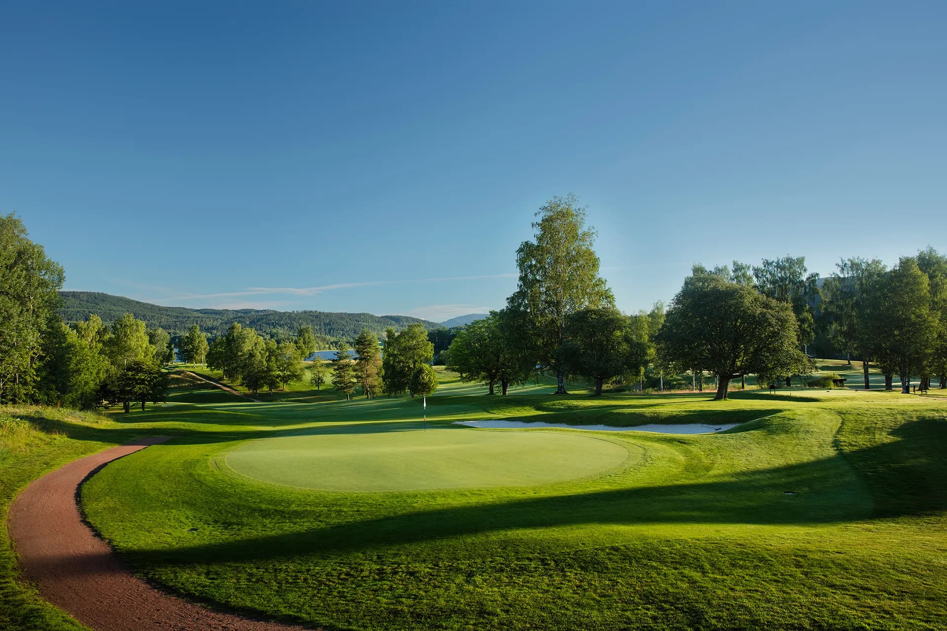 Green with bunkers at Oslo Golf Club surrounded by beautiful Norwegian forest nature