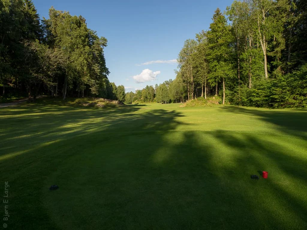 Hull 7 på Oustøen Country Club med vannhinder og grønn ved Oslofjorden