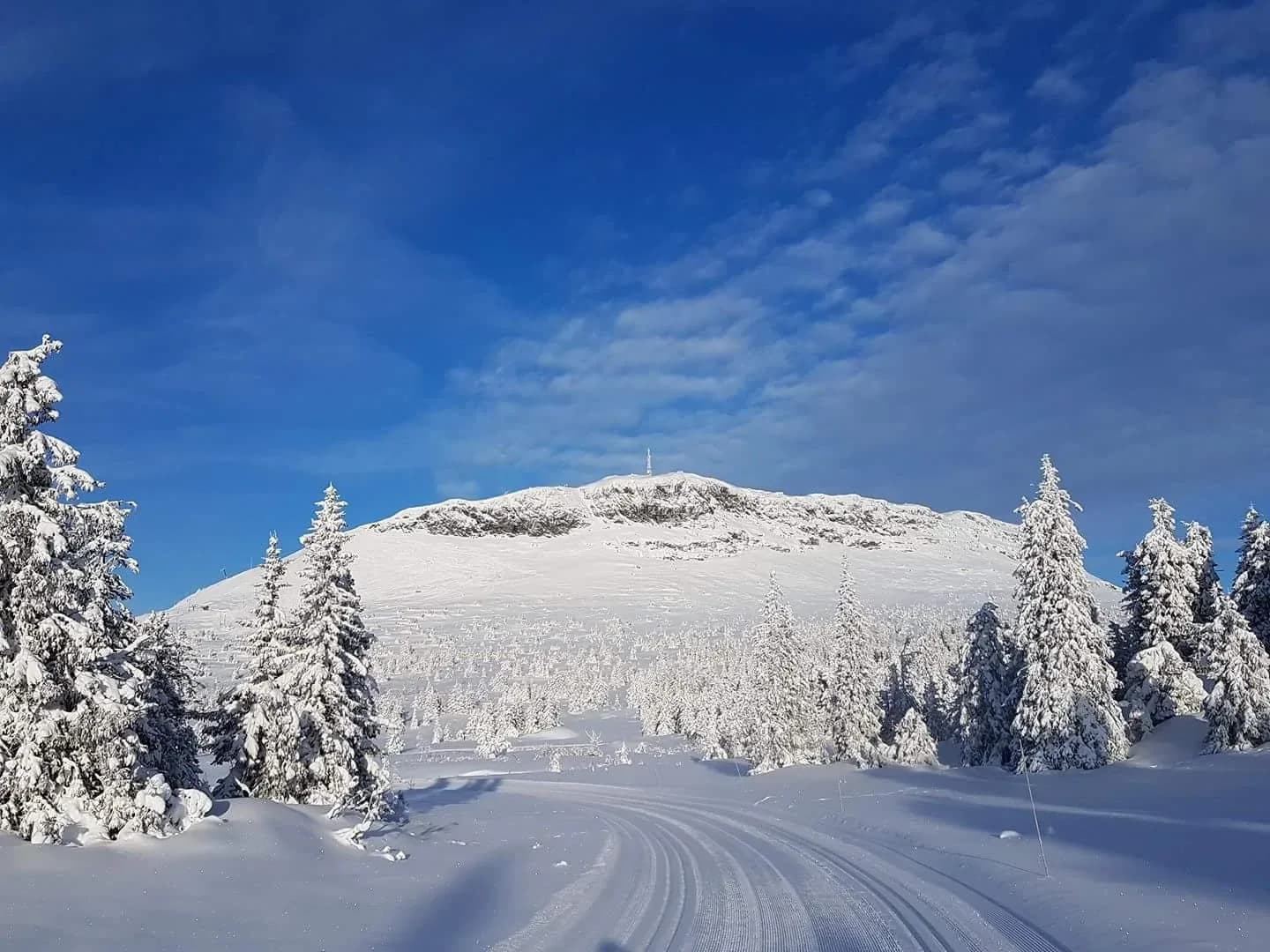 Winter landscape at Skei Golf Club with snow-covered course and mountain terrain in Innlandet