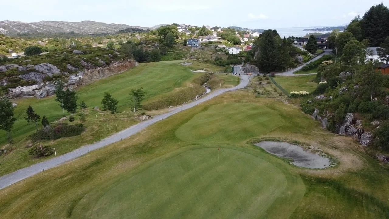 Hole 8 at Sotra Golf Club with overview of fairway and natural terrain