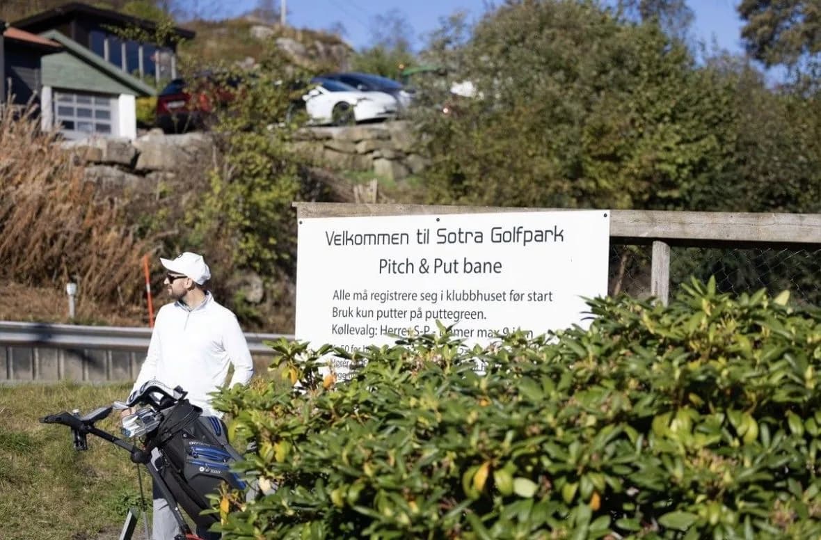 Pitch & Putt course at Sotra Golf Club with greens and fairways in forest terrain