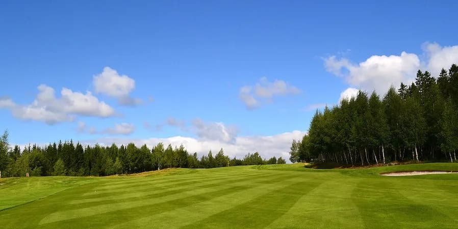 Hole 9 at Stiklestad Golf Club with green surrounded by bunkers in beautiful surroundings
