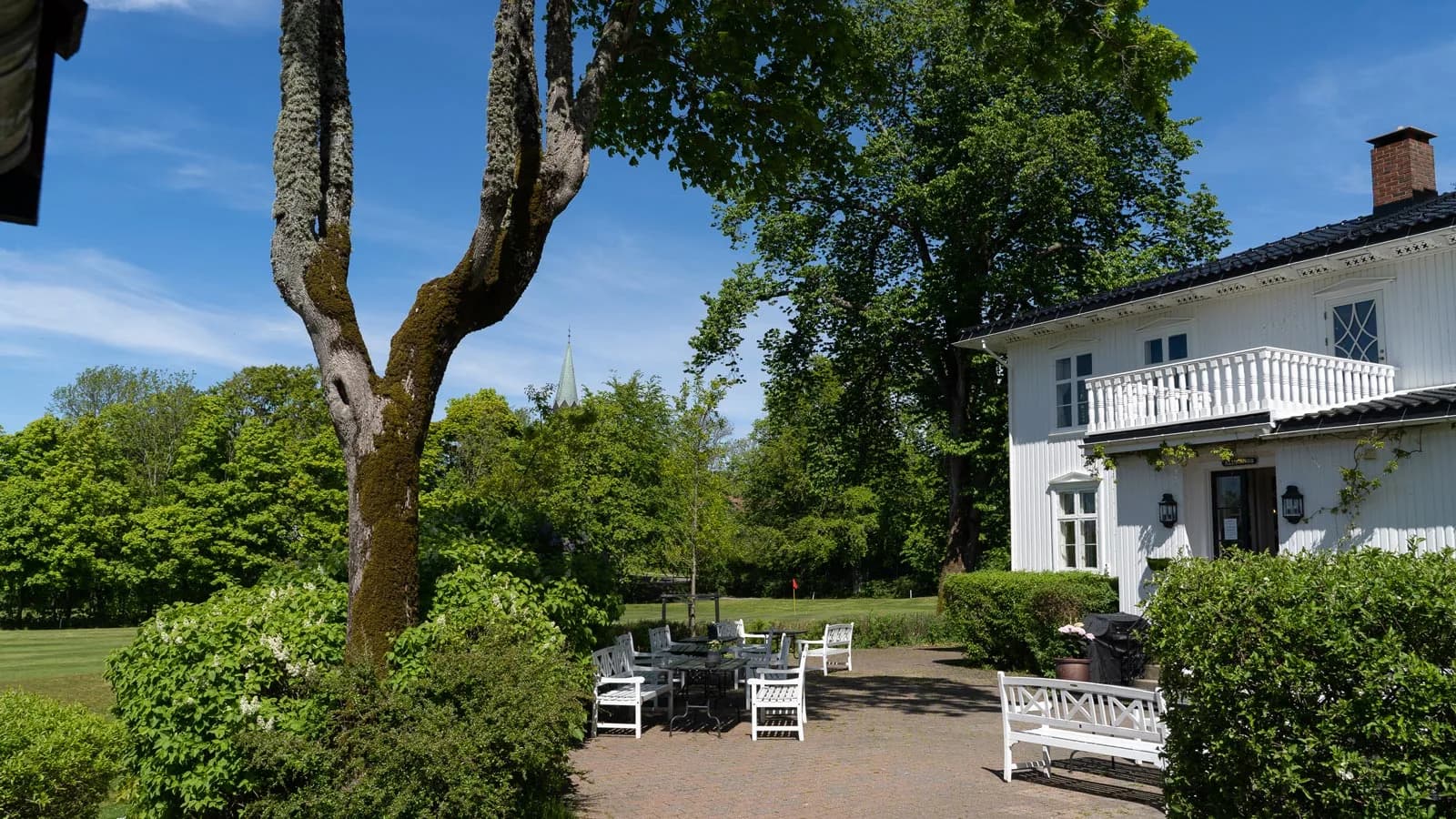 Fairway at Tjøme Golf Club surrounded by lush forest terrain