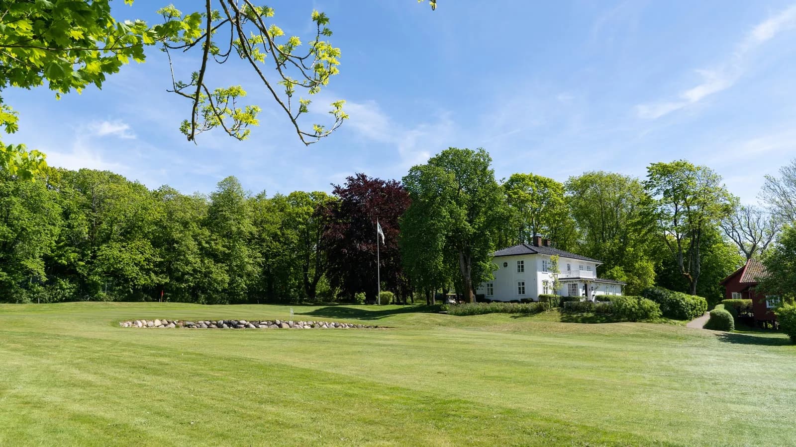 The clubhouse at Tjøme Golf Club with view over the course