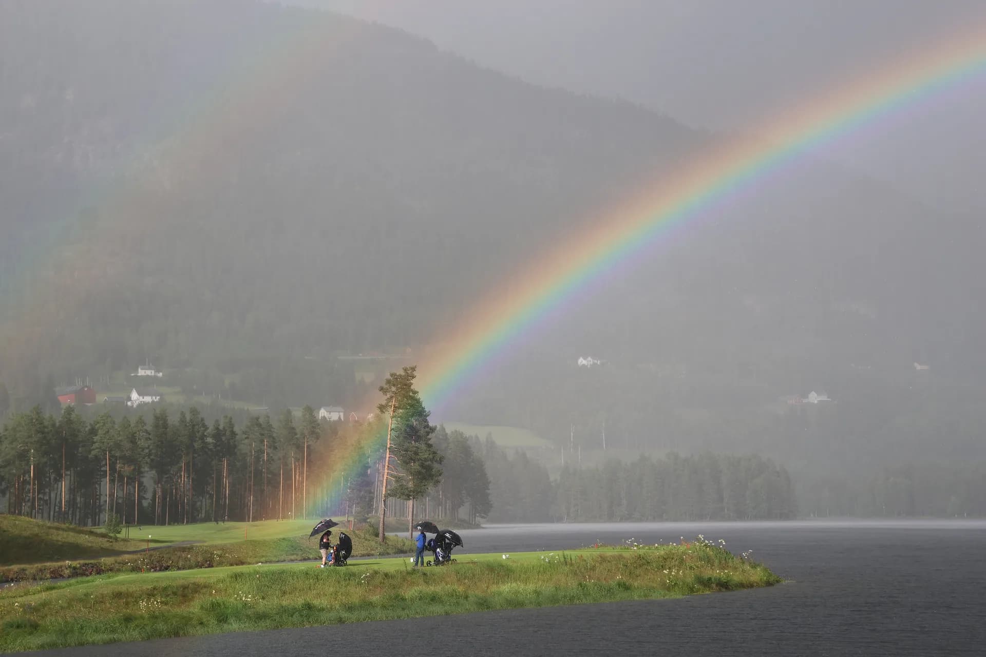 Valdres Golf Club with rainbow over the course and mountains in the background