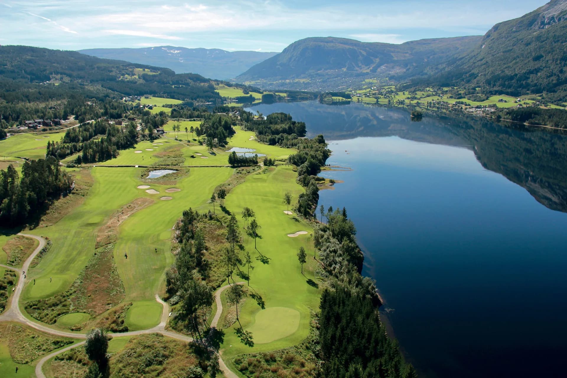 Voss Golf Club by Lake Løna with 9-hole course and idyllic mountain nature in Vestland