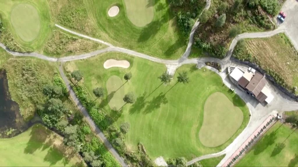 Practice area with putting green and view towards Lake Løna at Voss Golf Club